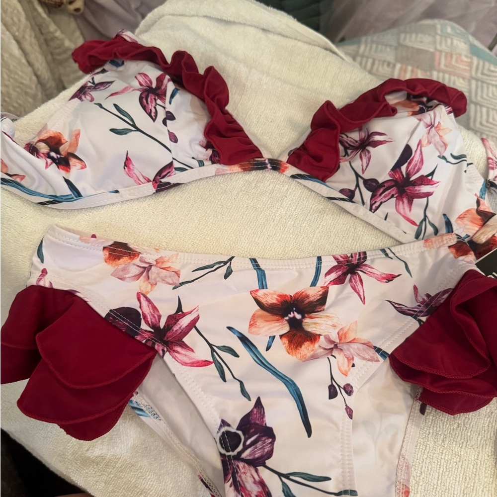 Floral Ruffle Bikini Set lovesmystyle med handmade necklace & bracelet nwot